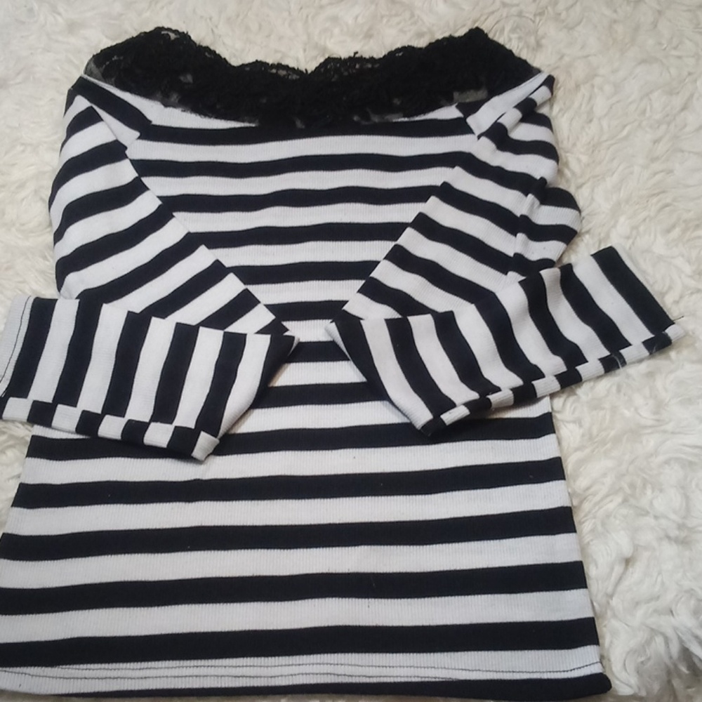 Ladies long-sleeve lace top